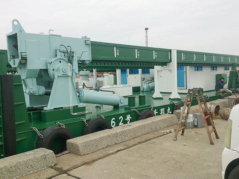 スパッド起倒装置