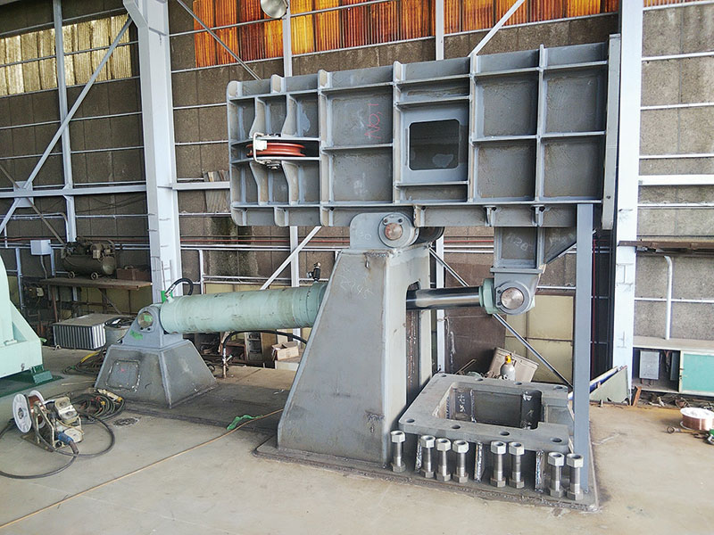 スパッド起倒装置